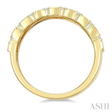 1 1/10 Ctw Grid Pattern Baguette and Round Cut Diamond Fashion Band in 14K Yellow Gold